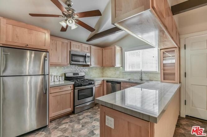 Kitchen - 5738 Mammoth Ave