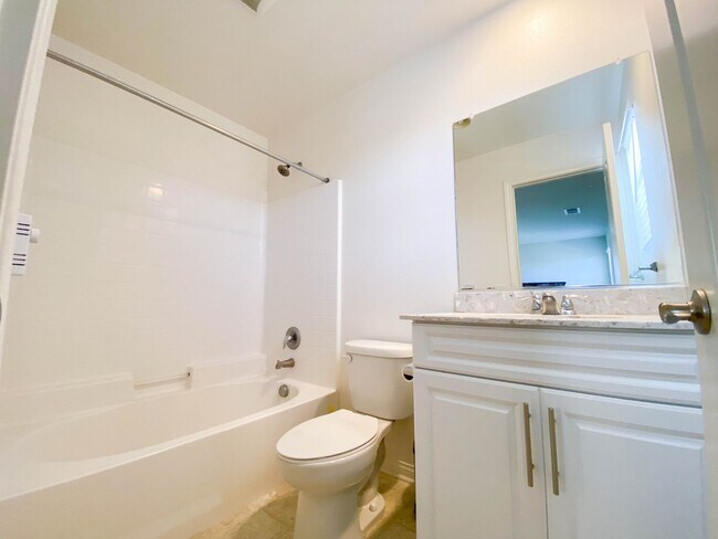 Foto del edificio - LARGE ROOM FOR RENT W/ PRIVATE BATHROOM IN MURRIETA!