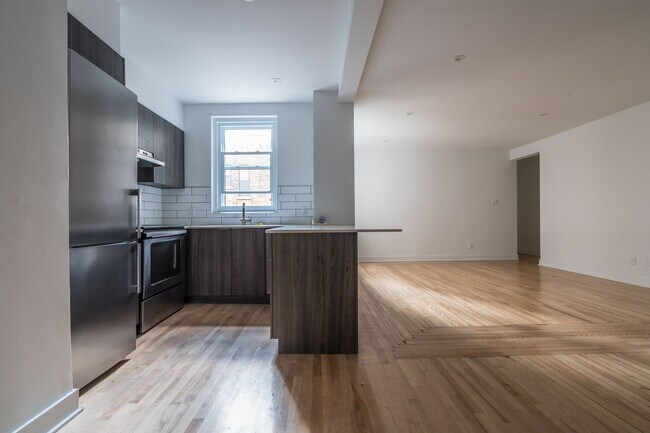 Building Photo - 2105 Chomedey