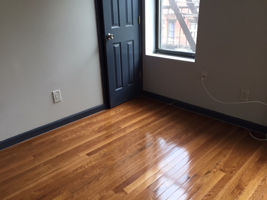 Foto principal - 512 E 5th St