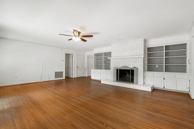 Foto del edificio - 7001 W Markham St