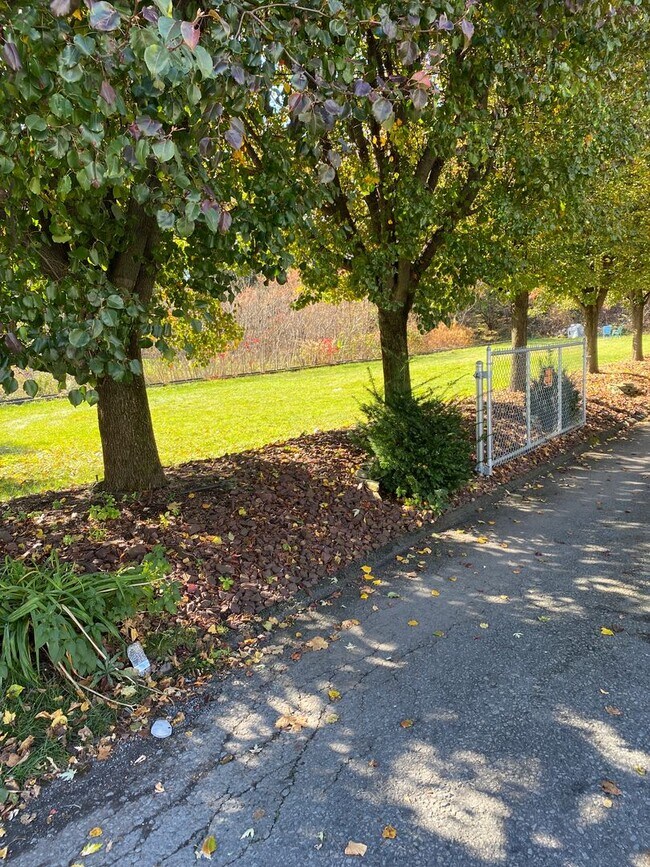 Foto del edificio - 406-408 Railroad Ave