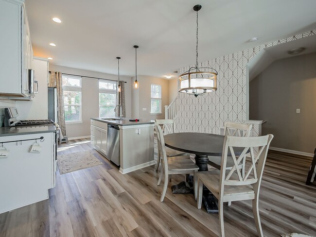 Building Photo - Move-In Ready 3-Bedroom Home in Prime Down...