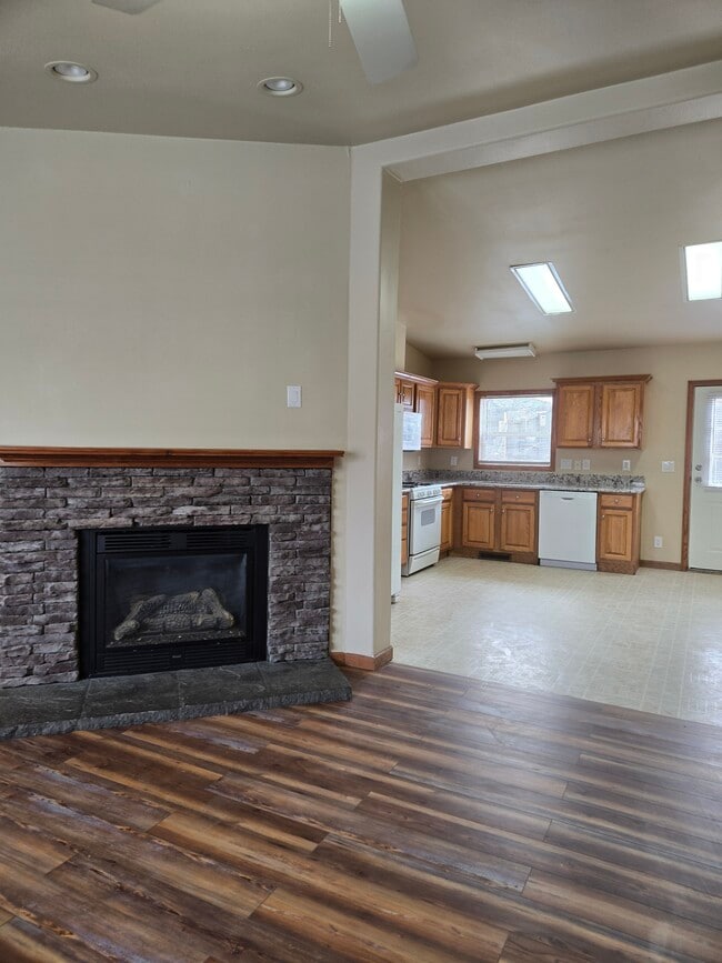 Building Photo - 583 S Carriage Dr