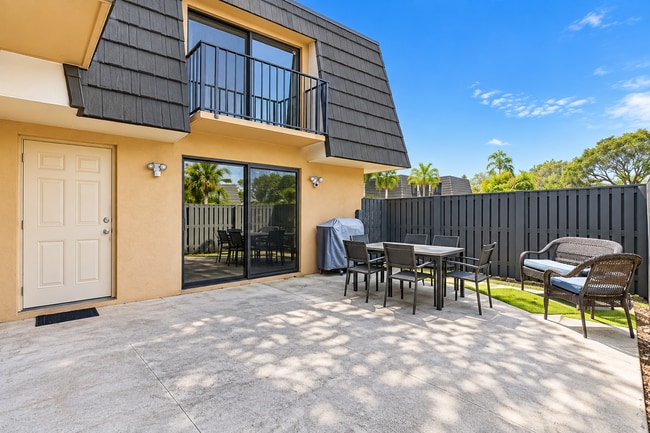 Building Photo - 1017 10th Way