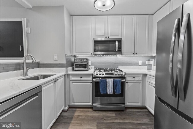 Building Photo - 171 Somervelle St