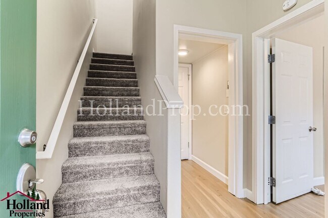 Foto del edificio - Stunning 4-Bedroom Townhouse with Dual Master Suites and Convenient 2-Car Garage in Hillsboro!