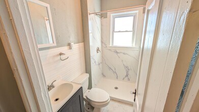 Building Photo - 406 E 9th St