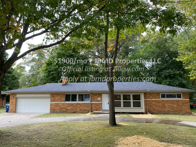 Building Photo - Totally remodeled Open Floor Plan Huge Bri...