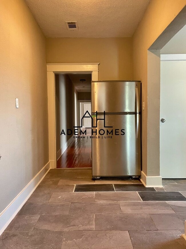 Building Photo - Spacious 2 Bedroom Home in a Central Locat...