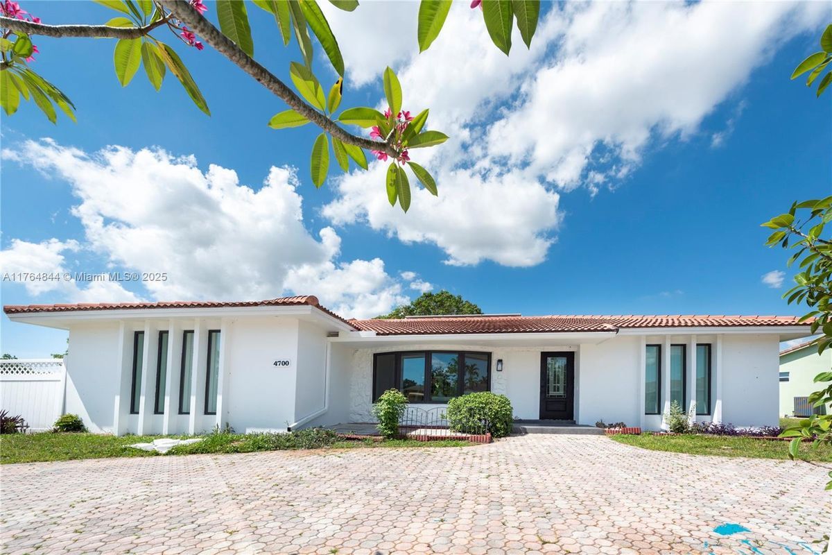 Foto principal - 4700 McKinley St