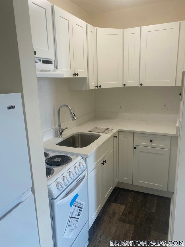 Building Photo - 176 N Beacon St