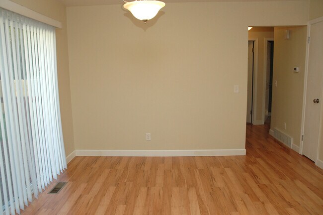 Building Photo - Kellogsville 3 Bed, 2 Bath Home, 2 Stall G...