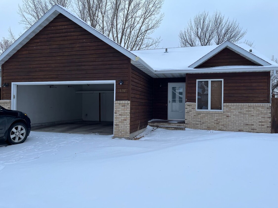 Foto principal - 4 Bed 2 bath home in Fargo available now