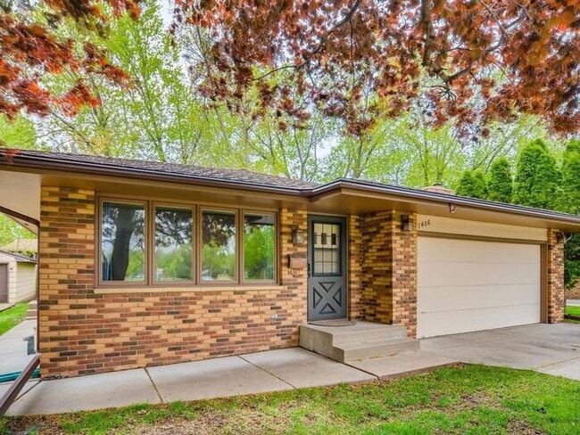 Building Photo - Abba Ranch Home is a 3bd/2br gorgeous design!