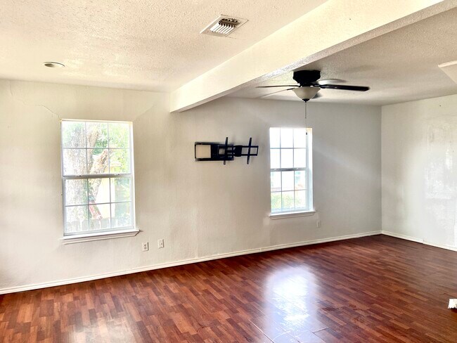 Sala de estar - 1310 Sutton Dr