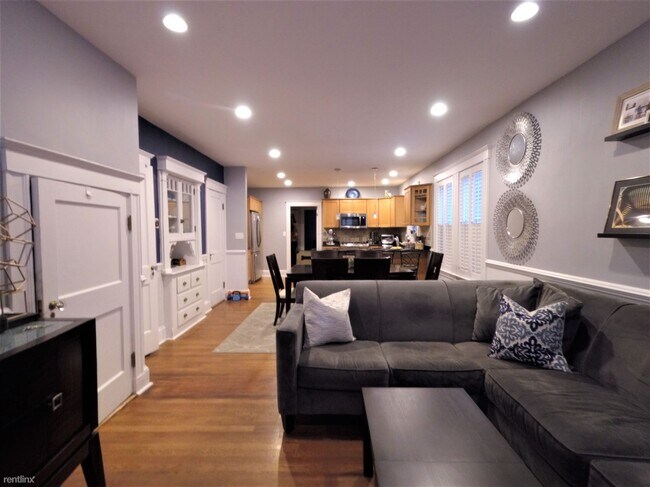 Building Photo - 1 br, 1 bath Condo - 772 Centre St Apt 3