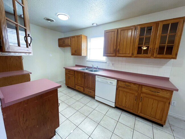 Building Photo - Spectacular Five Bedroom Home Close to LCU...