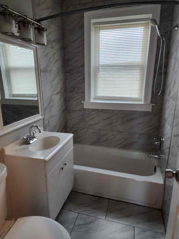 Building Photo - 1138 W 84th St