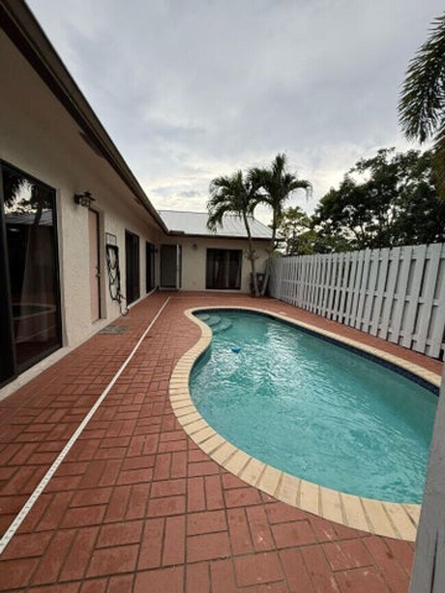Building Photo - 8845 Center Ct Dr