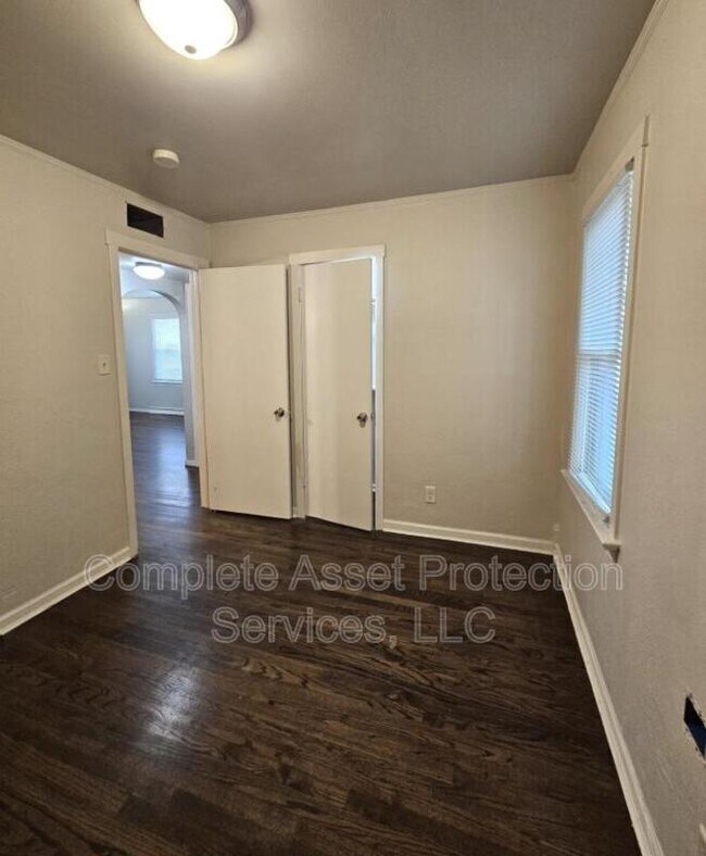Building Photo - 110 N Lake Park Ave