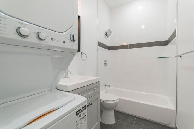 Foto del edificio - Modern & Renovated apartment with in-unit washer & dryer