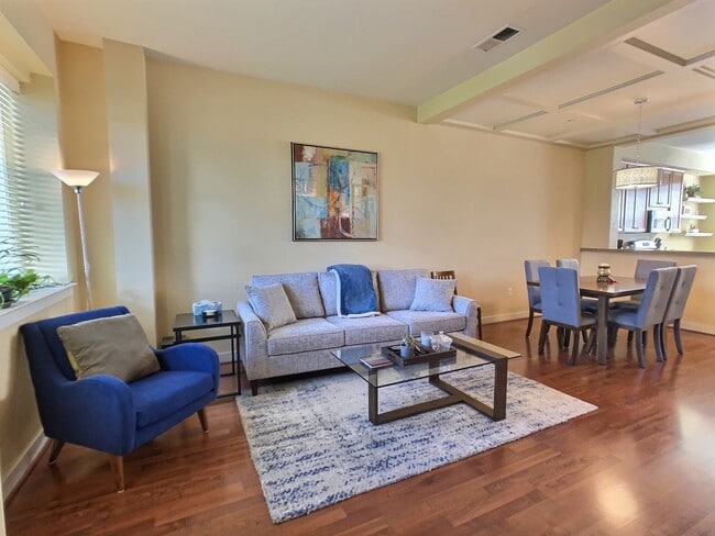 Foto del edificio - Ideally Located 3 Bedroom Townhouse with Cahill Park Views