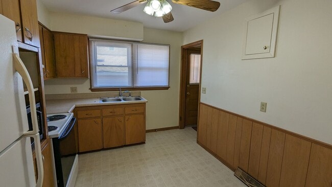 Building Photo - West end duplex with fenced yard
