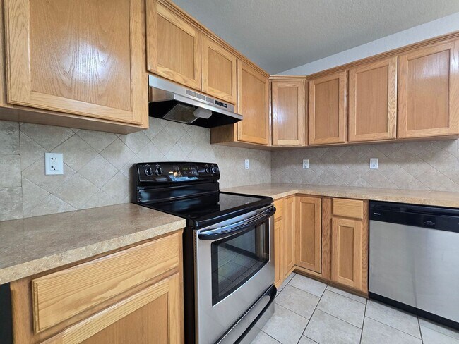 Building Photo - AVAILABLE NOW!
