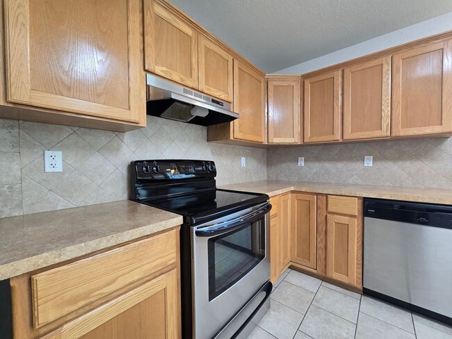 Foto del edificio - AVAILABLE NOW!