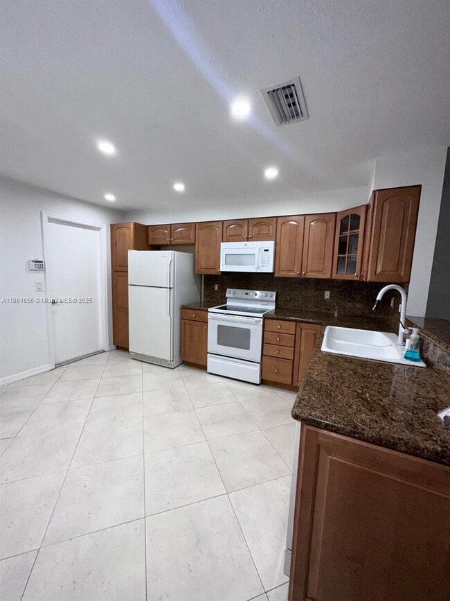 Building Photo - 991 Sevilla Cir