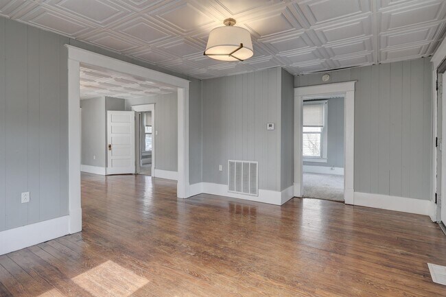 Foto del edificio - 310 N Jackson Ave