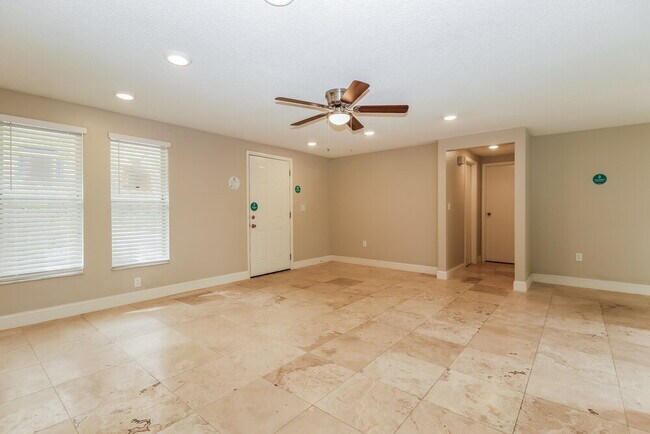 Foto del edificio - 4102 N Bay Hills Blvd