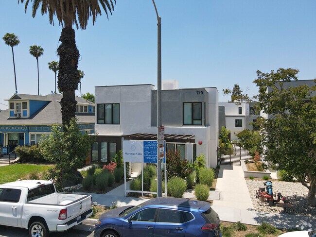 Apartamentos - 715-725 S Marengo Ave