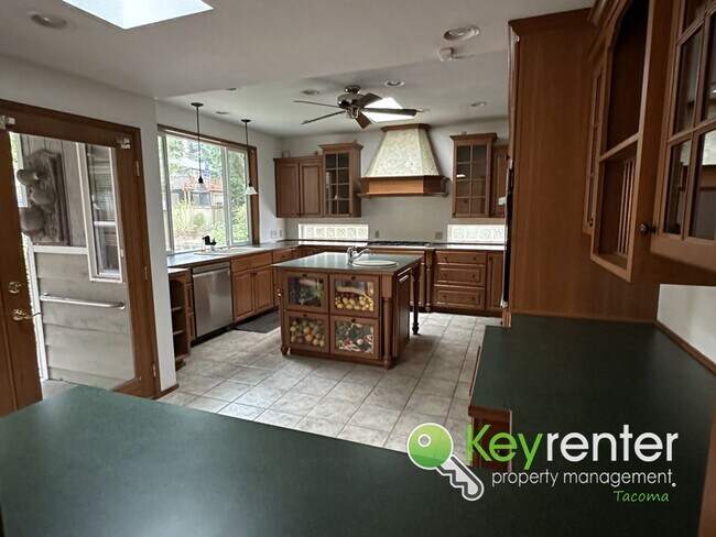Building Photo - Unique and Distinctive 3Bed/2Bath Puyallup...