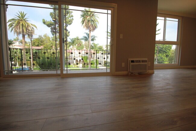 Building Photo - 2261 N Beachwood Dr