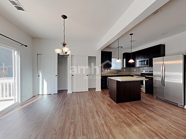 Foto del edificio - 1617 Shire Village Dr