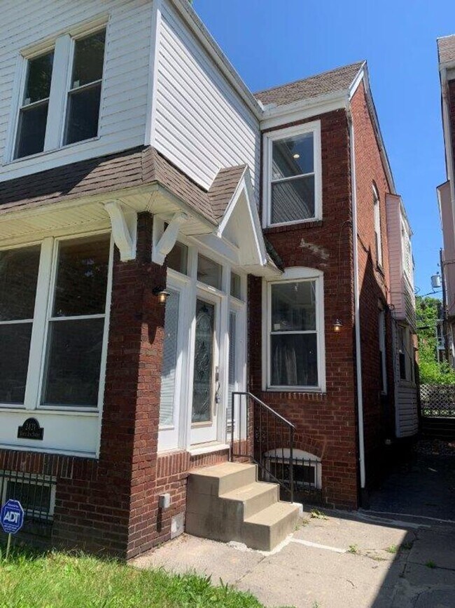 Building Photo - Welcome to this charming 2-bedroom, 1-bath...