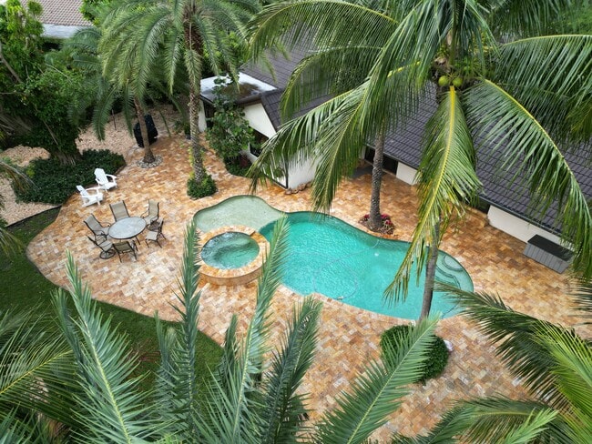 Building Photo - 13400 N Calusa Club Dr