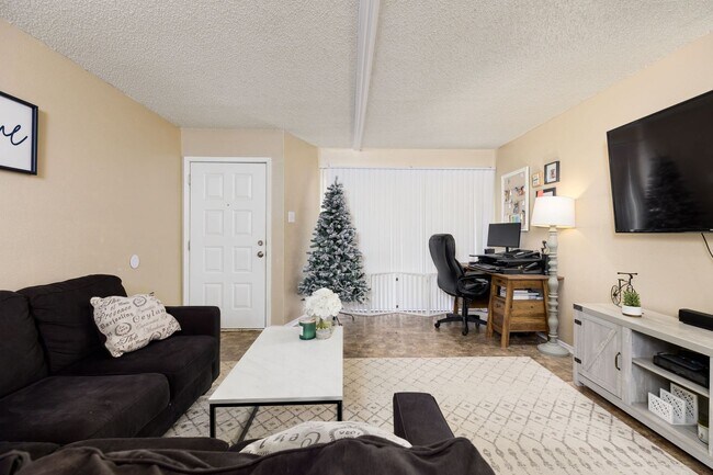 Foto del edificio - *COMING SOON!* 3 Bedroom 2 Bath Home Near ...
