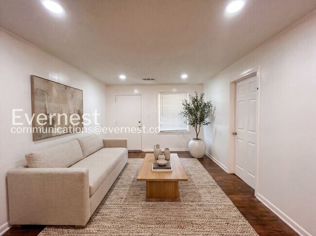 Building Photo - 3119 Lone Oak Ave SW