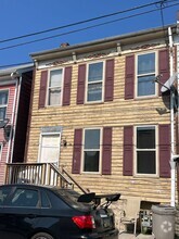 Building Photo - 717 E Clarke Ave