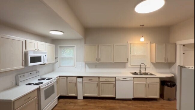 Building Photo - 358 Wilson Ave