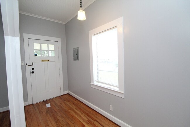 Building Photo - Charming 2-Bedroom Cottage Near Downtown P...