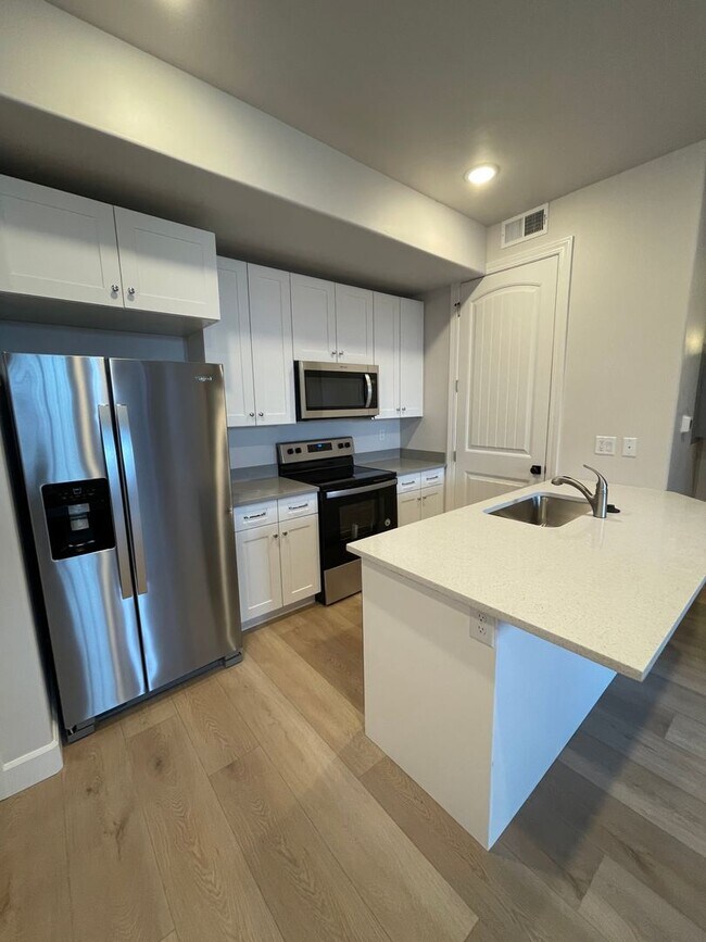 Foto del edificio - Italian Villages | 1-Bedroom, 1-Bath Basement Unit