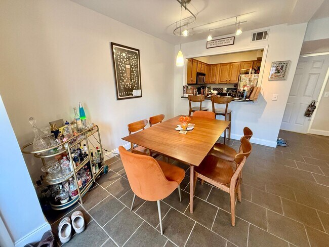 Foto del edificio - Walkable Green Hills Condo- 2 Bed 1.5 Bath $1900/mo