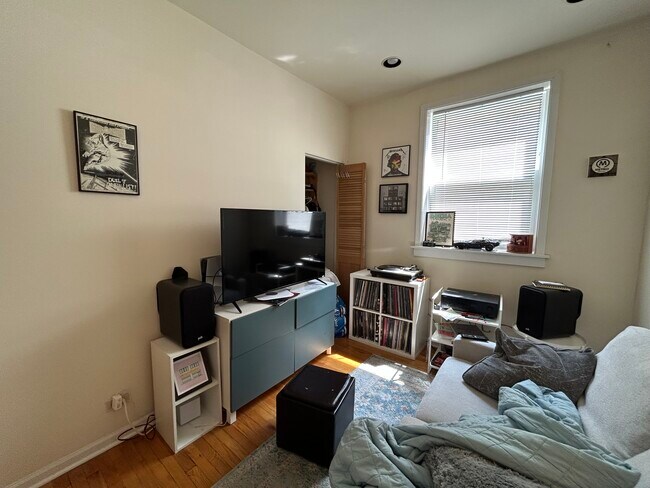 Foto del edificio - 2552 W Eastwood Ave