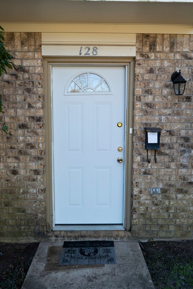 Foto del edificio - Duplex Available for June Move in!