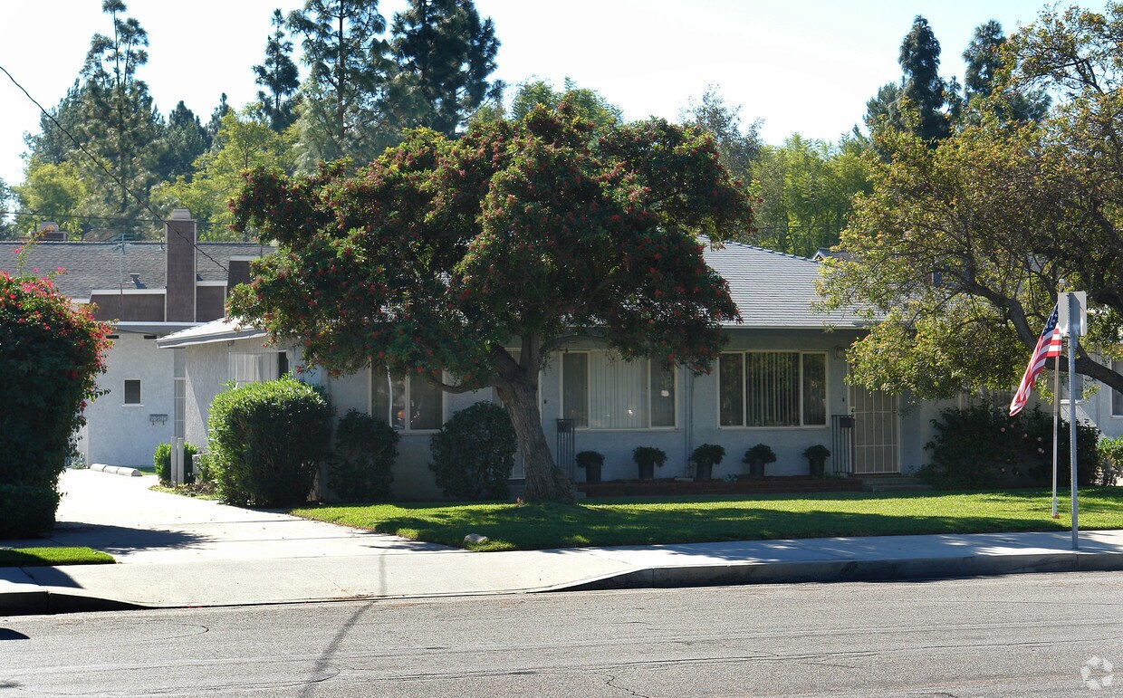 Building Photo - 10932 Lampson Ave
