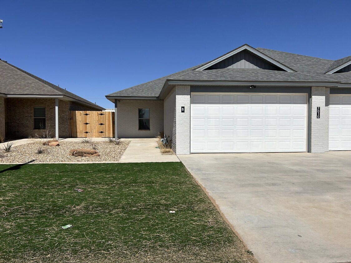 Foto principal - Brand New Duplex in Frenship East!